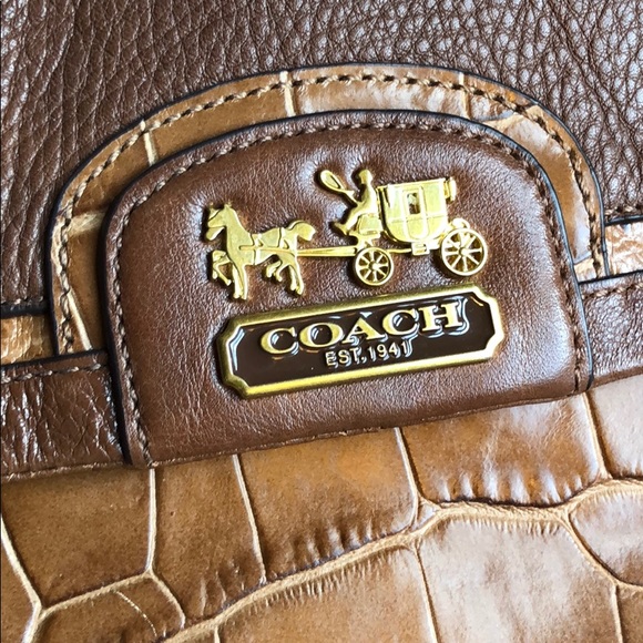 Coach Madison Embossed flap carry all - Picture 7 of 7